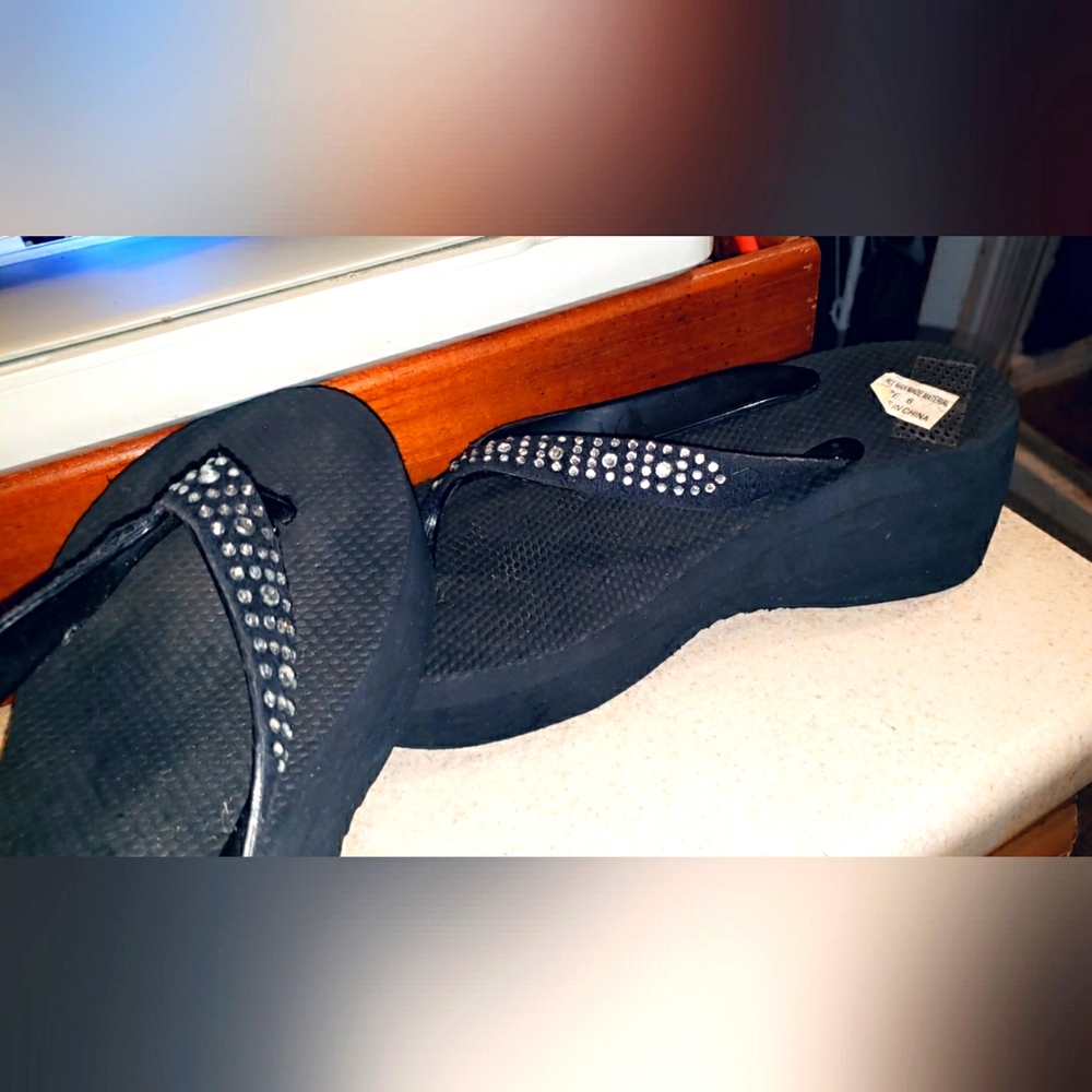 Skechers 3in heeled flip-flops